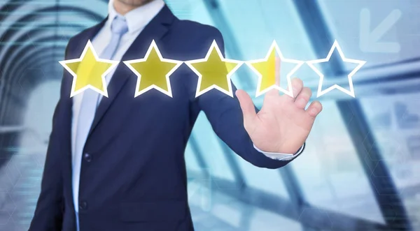 Zakenman aanraken technologie interface met de ranking van de sterren — Stockfoto