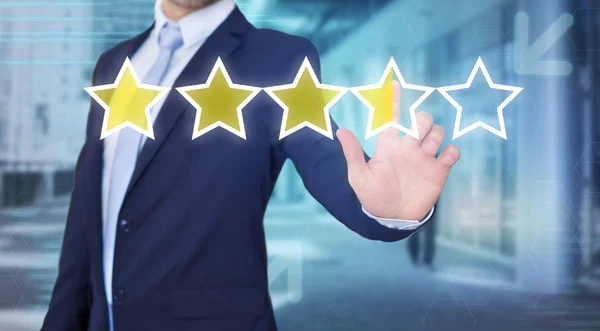 Бізнесмен торкається технологічного інтерфейсу з рейтинговими зірками — стокове фото