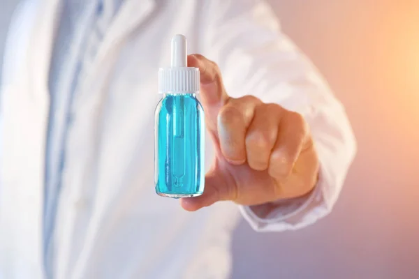 Doctor using flask  on a color background — Stock Photo, Image