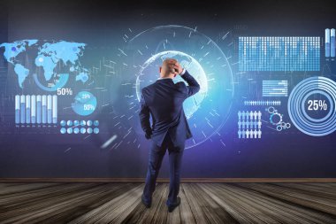 İşadamı bir t izlerken futur duvar düşünmeye önünde