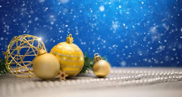 Kerstmis achtergrond met kerst ballen, geschenken en decoratie — Stockfoto