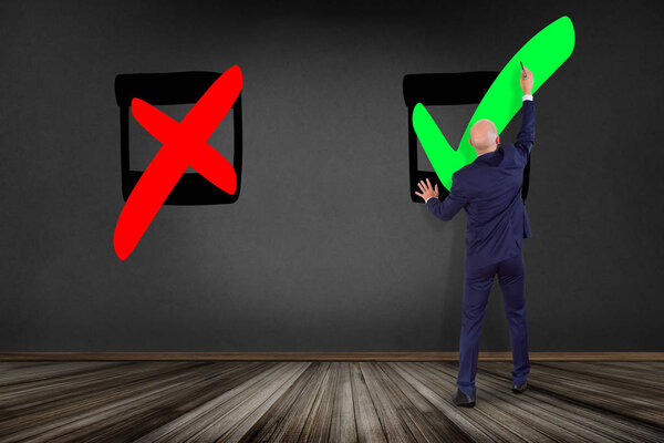 Бизнесмен перед стеной тикает хороший выбор - бизнес
