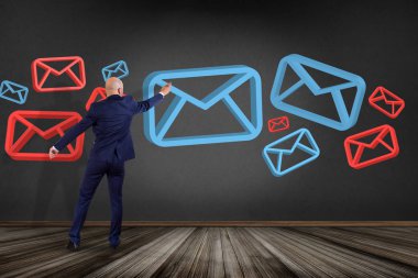 İşadamı onaylı e-posta ve spam karışıklık ile bir duvar önünde