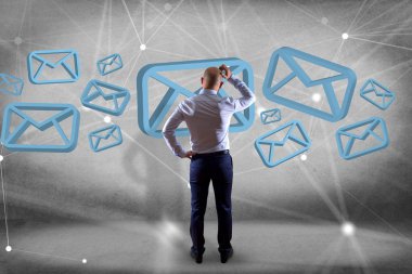 İşadamı görüntülenen mavi e-posta simgesi olan bir duvarın önünde 