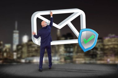 İşadamı onaylandı ve doğrulanmış e-posta ile bir duvar önünde 