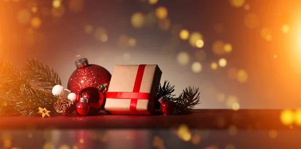Karácsonyi labdák, ajándék és dekoráció karácsony háttere — Stock Fotó