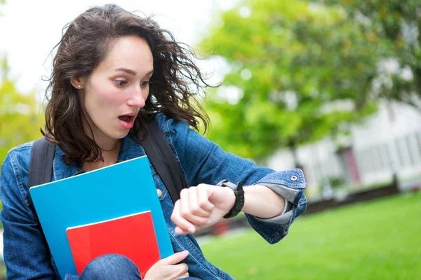 Junge Studentin mit Rucksack zu spät zu den Kursen — Stockfoto