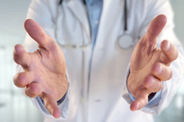 Hastanede boş bir el veren doktor