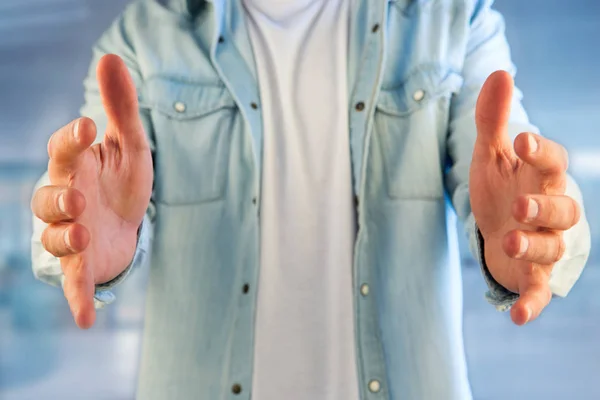 Joven dando una mano vacía en la oficina —  Fotos de Stock