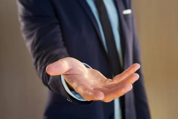 Zakenman een lege hand geven — Stockfoto