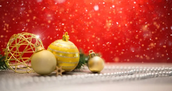 Fundo de Natal com bolas de Natal, presentes e decoração — Fotografia de Stock