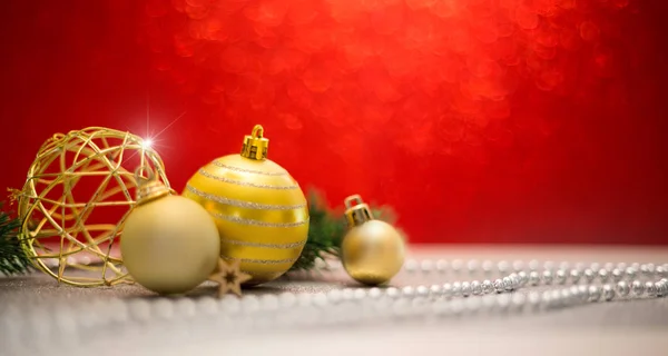 Boże Narodzenie tło z kulki Boże Narodzenie, prezenty i ozdoba — Zdjęcie stockowe