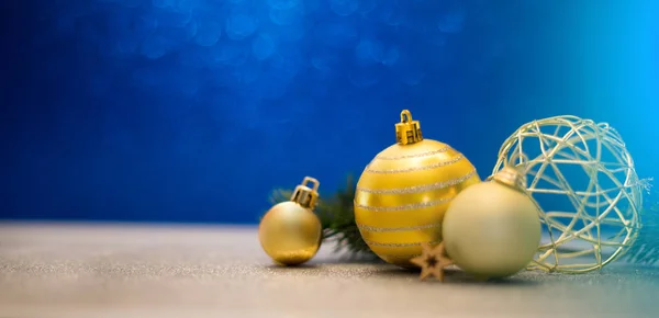 Weihnachten Hintergrund mit Weihnachtskugeln, Geschenken und Dekoration — Stockfoto