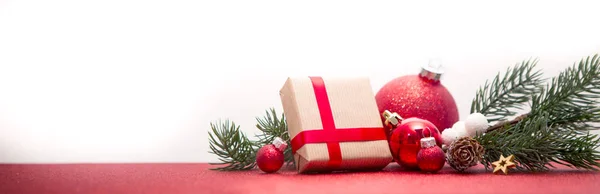 Fondo de Navidad con bolas de Navidad, regalos y decoración —  Fotos de Stock