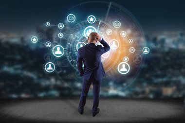 İşadamı önünde bir duvar üzerinde uluslararası bir netwo yazma