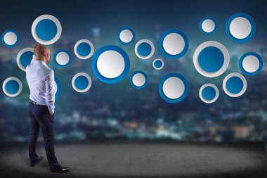 İşadamı boş app arayüzü ile bir duvar önünde yapılmış 