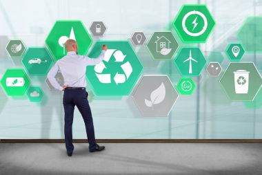 İşadamı bir duvar ile teknoloji ekolojik Interfac önünde