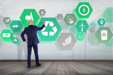 İşadamı bir duvar ile teknoloji ekolojik Interfac önünde