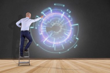 İşadamı futuristik bir arayüze tasarımı bir duvar önünde 