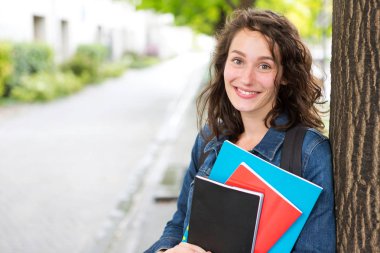 Genç öğrenci okula gitmek sırt çantası ile 