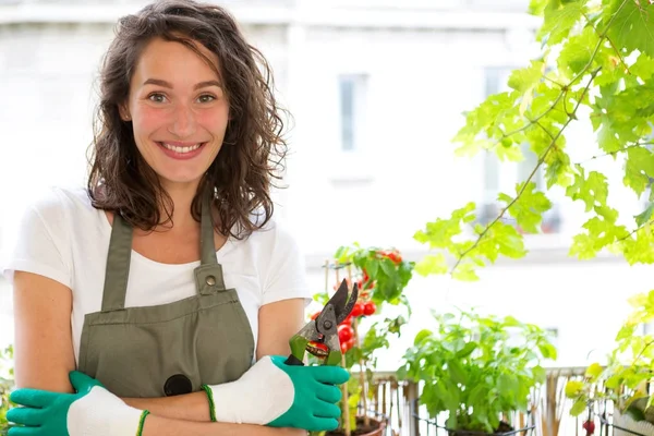 Porträt einer Frau auf ihrem Balkon im Stadtgarten — Stockfoto