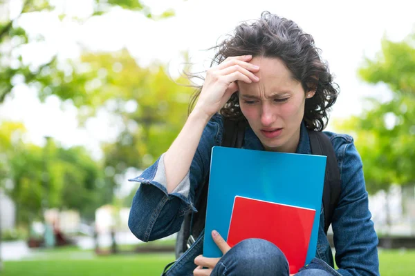 Ung student kvinna ha huvudvärk — Stockfoto