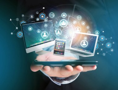 Bilgisayar ve bu futuristik bir arabirim üstünde gösterilen aygıtlar