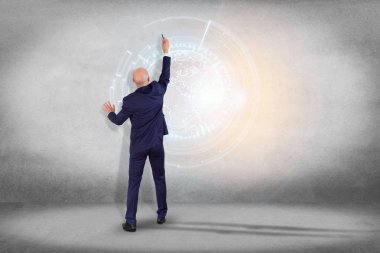 İşadamı ile duvar üzerinde dünya dünya