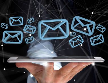 Futuristik bir arayüze - mesaj üzerinde görüntülenen mavi e-posta simgesi 