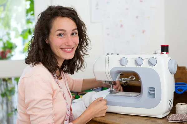 Mulher usando máquina de costura — Fotografia de Stock