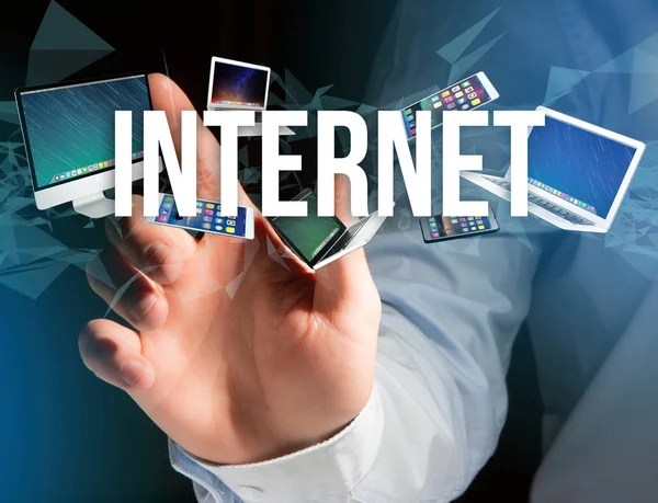 Título de Internet rodeado de dispositivos como teléfonos inteligentes, tabletas o la —  Fotos de Stock