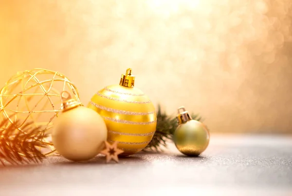 Рождественский фон с рождественскими шарами, подарки и украшения Стоковое Фото