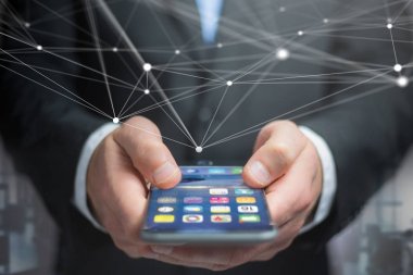 El ile işletim sistemi s smartphone tutan işadamı