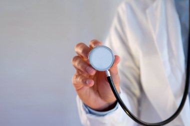 Doktor stetoskop bir renk arka plan üzerinde kullanma