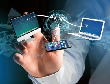 Bilgisayarı ve aygıtları ile fütüristik bir arabiriminde görüntülenen