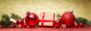 Noel topları, hediyeler ve dekorasyon Noel arka plan