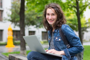 Genç öğrenci dizüstü kullanarak