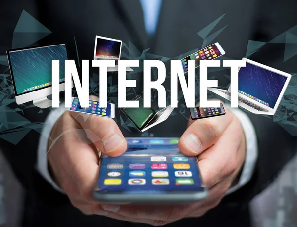 Título de Internet rodeado de dispositivos como teléfonos inteligentes, tabletas o la —  Fotos de Stock