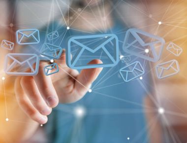 e-posta simgeleri işaret eden adam 