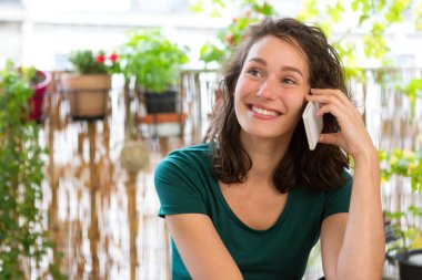 Akıllı telefon kullanan genç bir kadın.