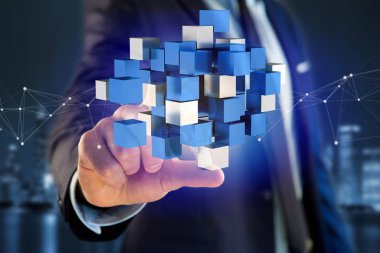 mavi ve beyaz küpleri işaret eden adam