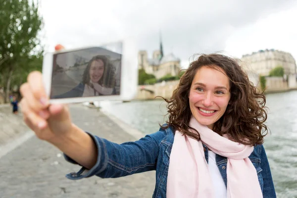 Молода жінка на відпочинок в Парижі беручи selfie — стокове фото