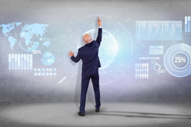 işadamı bir duvarın önünde