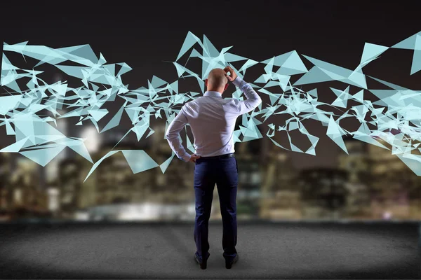 Görüntülenen işadamı ve soyut üçgen 