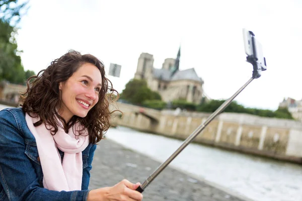 Młoda kobieta robi selfie — Zdjęcie stockowe