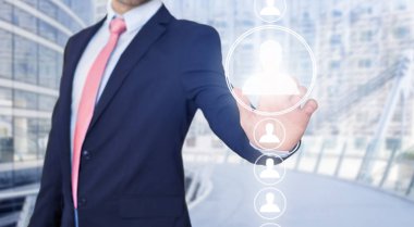 İş adamı arayüze dokunuyor 