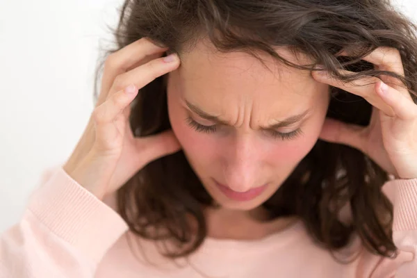 Baş ağrısı olan genç bir kadın — Stok fotoğraf