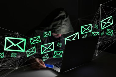 Hacker bilgisayar kullanarak 
