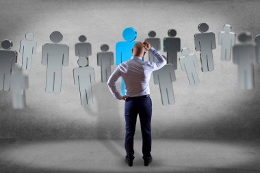 İşadamı duvar önünde 