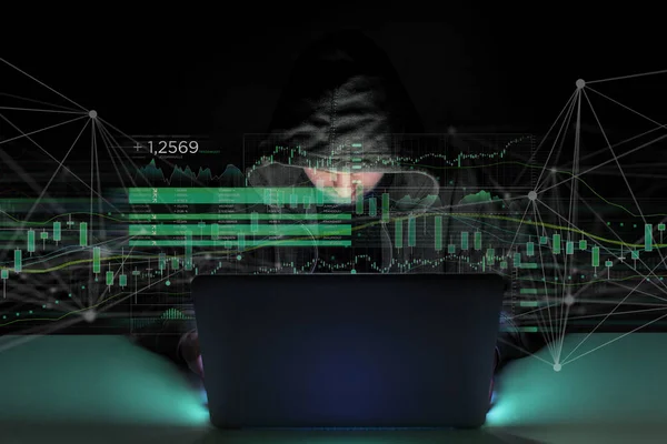 Хакер с помощью компьютера — стоковое фото